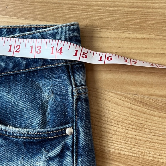 Zara  (4/36) distressed, cropped jeans with fishnet inserts (S). - Picture 10 of 16